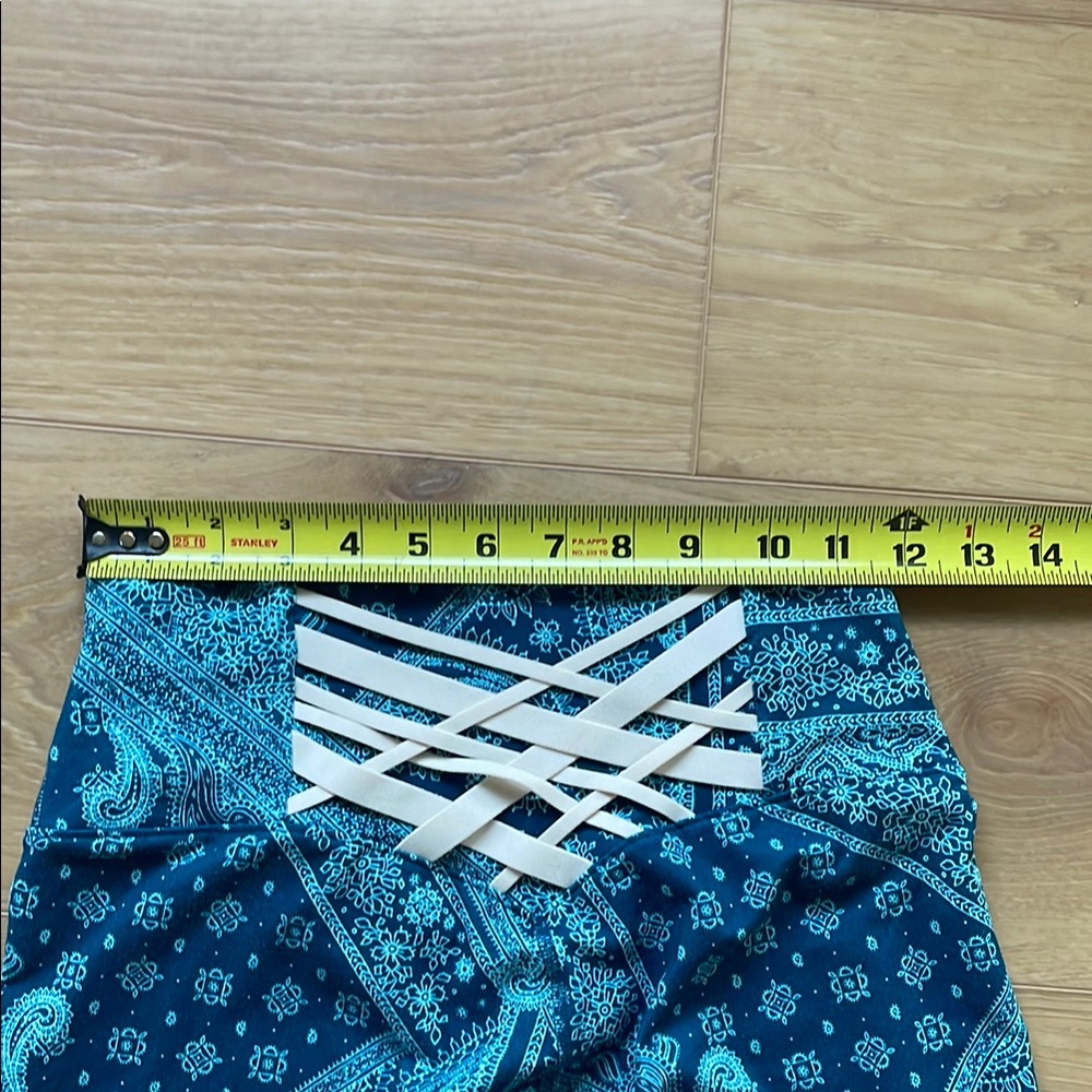 Fabletics patterned workout pants - Picture 16 of 16